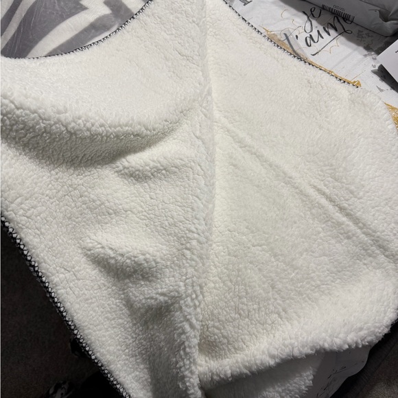 Victoria’s Secret PINK blanket - Picture 5 of 9